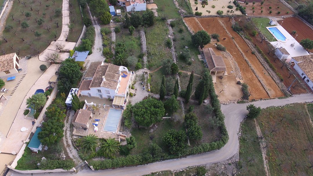 Spectacular villa with covered swimming pool in Jalón