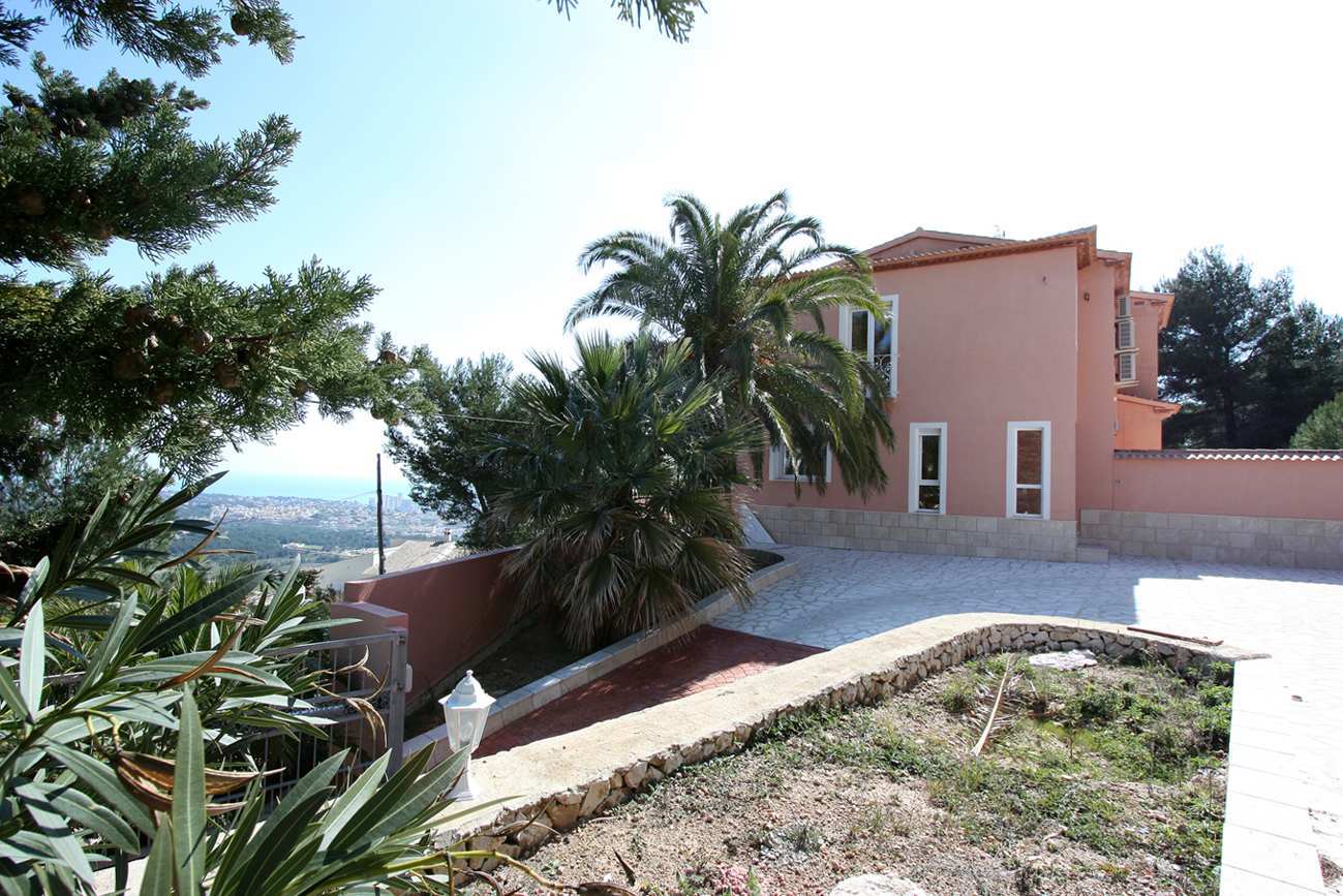 Luxurious villa for sale overlooking Calpe