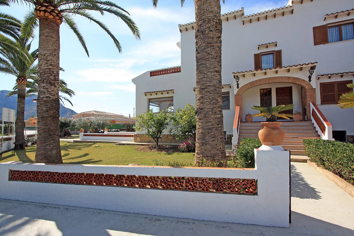 Villa with many possibilities for sale in Els Poblets